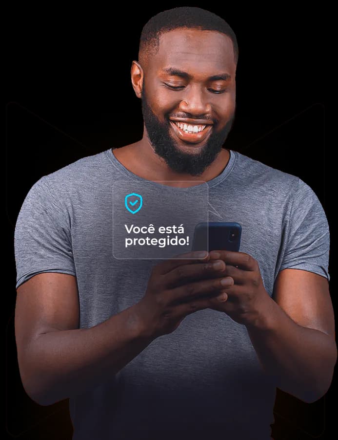 Cliente da Texas Seguros usando o celular com o aviso “Você está protegido”